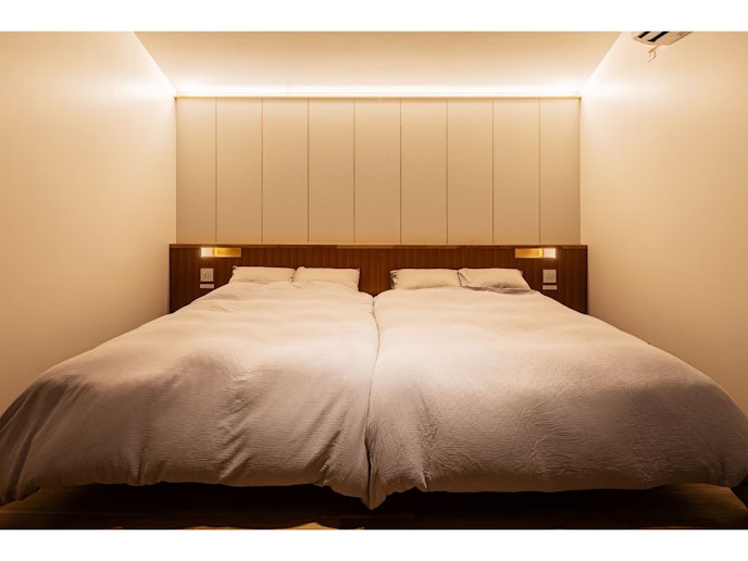 夜はムーディーな照明のベッドルームで良質な睡眠に誘います。