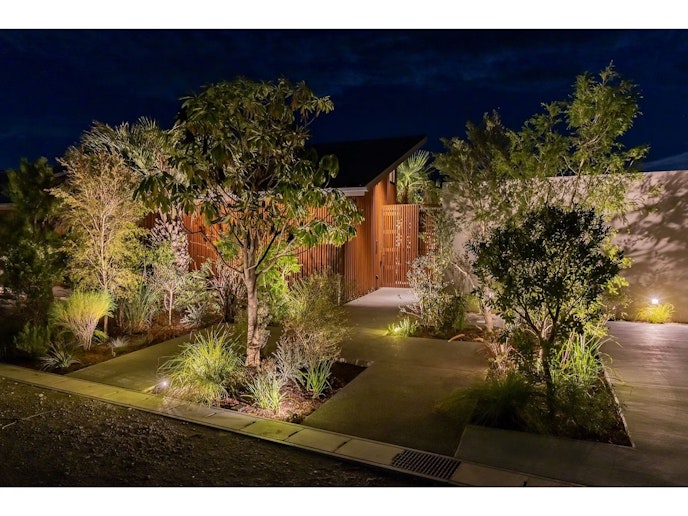 昼とは違った神秘的な雰囲気の植栽に囲まれたエントランス。