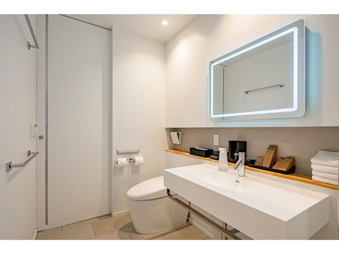 照明付きのミラーは顔を明るく照らすのでメイクの際に影が気になりにくく作業が捗ります。