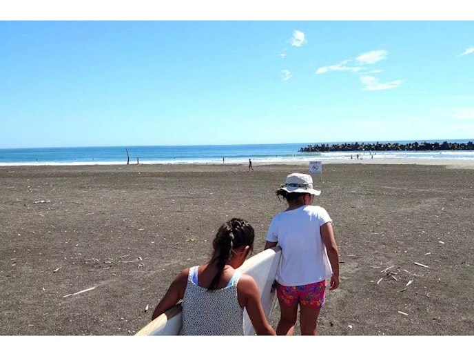 釣ヶ崎海岸まで徒歩4分。サーフィンを楽しんだり、海遊びを楽しめます。