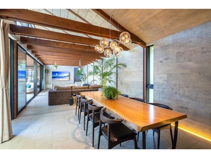 ラグジュアリーな雰囲気を味わいながら日常から切り離された時間をお楽しみください。