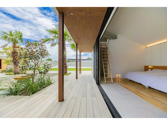 部屋から外へのアクセスもスムーズ。お部屋からプールや外の様子を伺いやすく、開放感も抜群です。