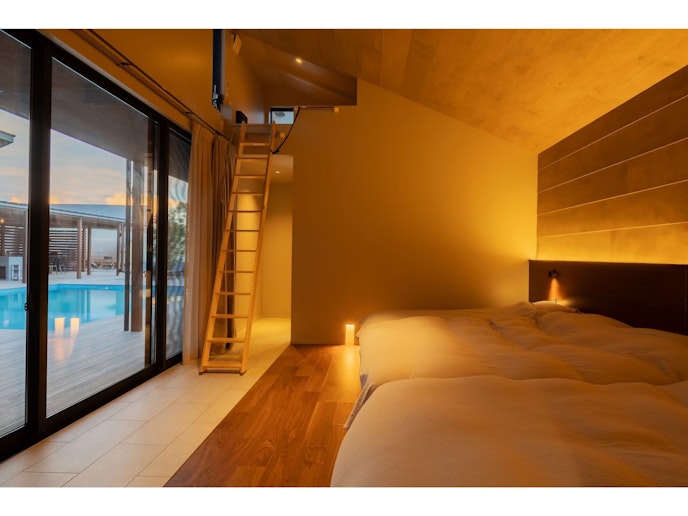 ライトアップされたベッドルームのロフトはまるで秘密基地のようです。