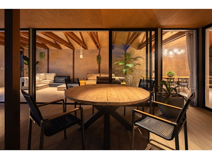 夜のテラスで自然を感じながら仲間たちと語らう特別なひとときを。