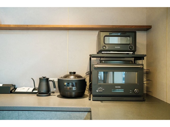 オーブントースター、電子レンジ、土鍋型炊飯器、ケトルを完備。