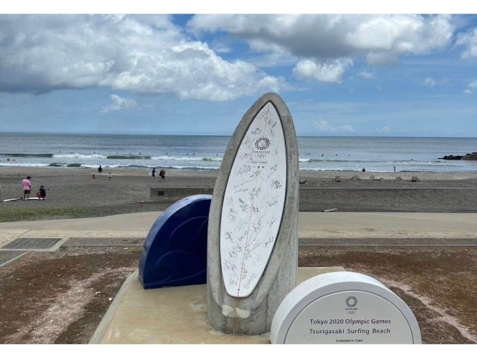 東京五輪でサーフィン会場となった釣ヶ崎海岸にはサーフボードをかたどった記念碑があります。