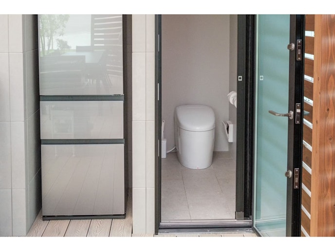 アウターキッチンにも冷蔵庫とトイレを完備。
