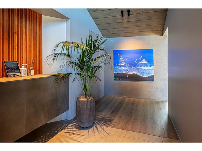 玄関を開けるとグリーンに映える現代アートがSEA-LIFE TSURIGASAKIを彩ります。