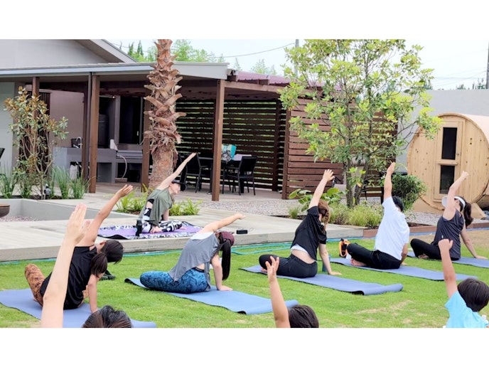 芝生エリアを使用して青空の下、モーニングヨガ。オプションでご案内いたします。