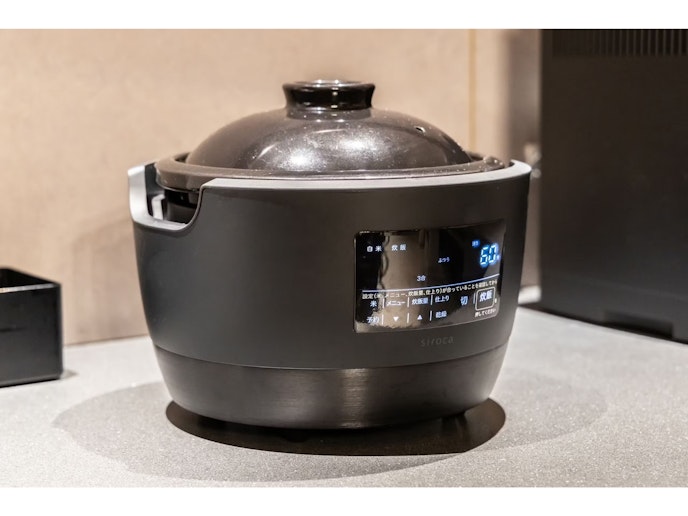 炊き立ての美味しいご飯のために土鍋タイプの炊飯器を完備。