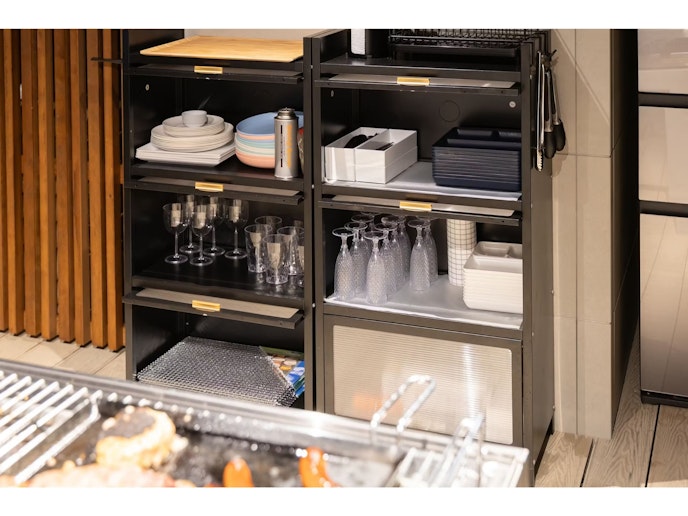 アウターキッチンで使用する調理器具などを収納。いちいちお部屋に戻らなくてもアウターキッチンで完...