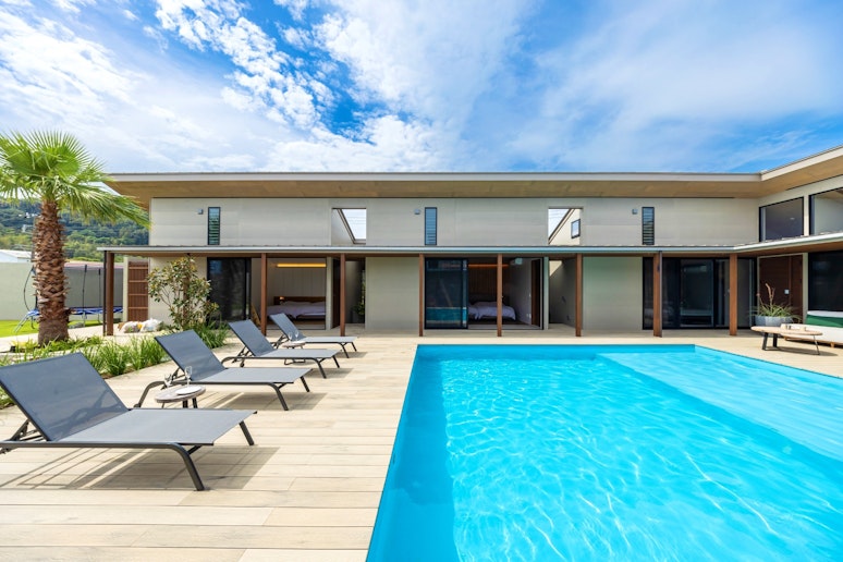 プールは深さ60cmの子ども用エリアと深さ120cmの大人用エリアに分かれています。大人も子供...