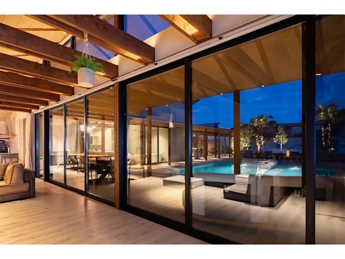 リビングから見渡すナイトプール。夜に映えるナイトプールはラグジュアリーそのもの。非日常のひとと...