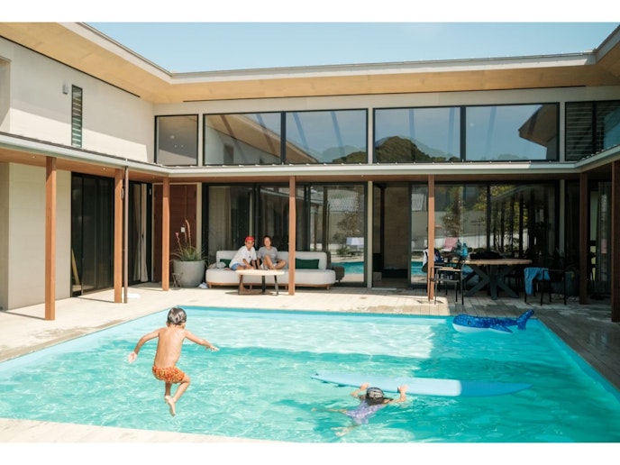 プールで遊ぶ子供を見守りながら、安心して過ごせます。