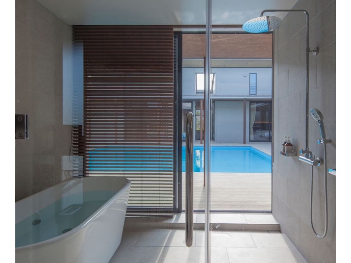 開放感のあるバスルーム。ブラインドでプライベートを保ちます。