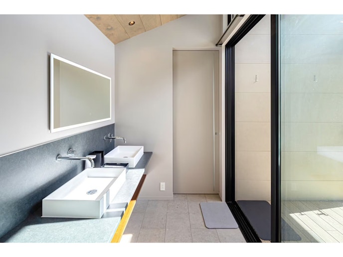 メインの洗面台は洗い場が２つ。各部屋にも洗面台があります。