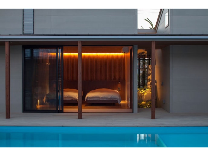 お部屋の目の前にはプール。お部屋で水着に着替えてすぐにプールを楽しめます。