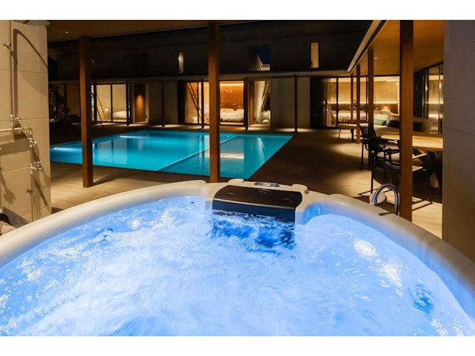 色の変化を楽しめる屋外ジャグジー。日々の疲れを癒す贅沢な設備です。