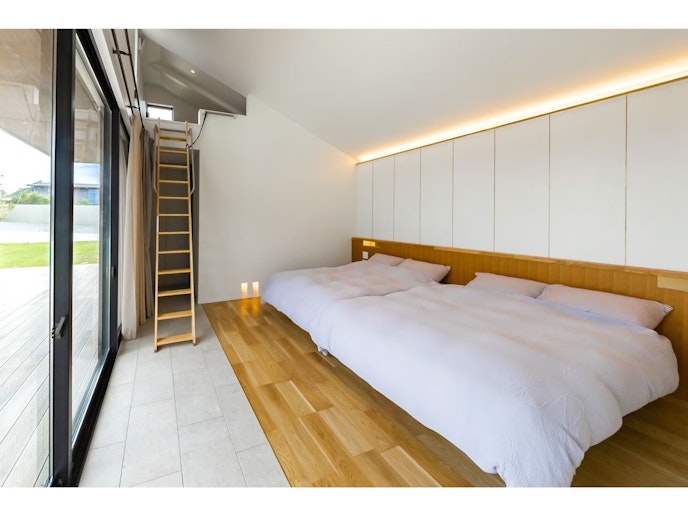 各部屋にロフトがあり、布団１組が備えられています。