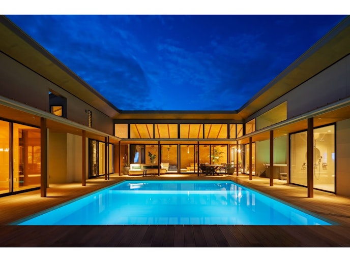 ライトアップされたナイトプールはラグジュアリーそのものです。
