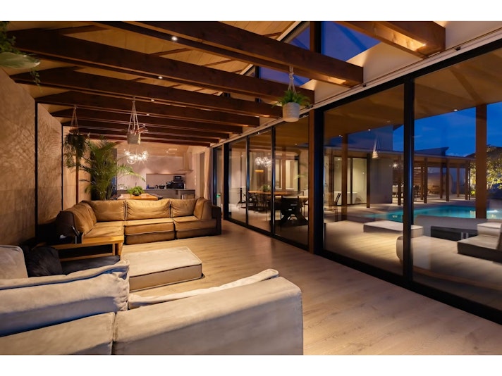 夜のリビングルームはまた違った雰囲気を味わえます。ソファは組み替え式となっていますのでご自身で...