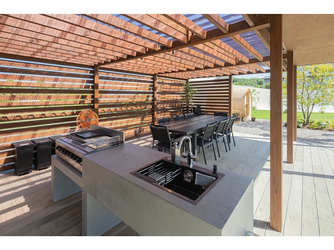 ガスを使用したBBQ用コンロ。火おこしの必要がないためスムーズに焼き始めることができます。