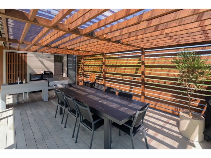 屋根付きのBBQエリア。晴れの日はもちろん雨の日でもBBQが楽しめます。