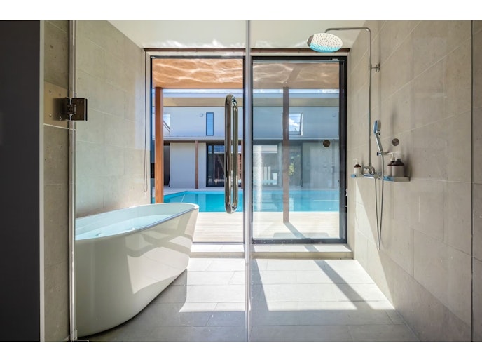 メインバスルームはプールからのアクセスもスムーズです。