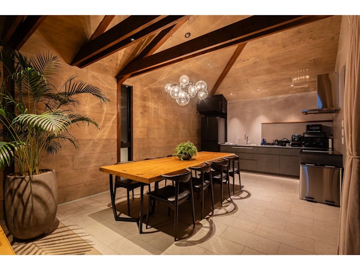 夜はこだわりのMantleの照明が映えるダイニング。非日常を演出したダイニングで楽しい団欒を。