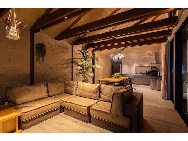 ラグジュアリーな雰囲気を味わいながら日常から切り離された時間をお楽しみください。