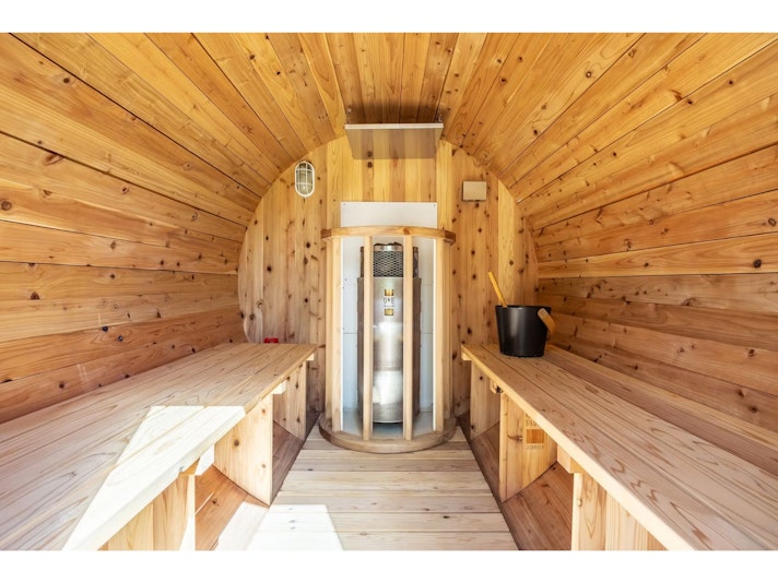 国産木材を使用したバレルサウナはガスストーブを採用。ガスを熱源にサウナストーンを熱することでセ...