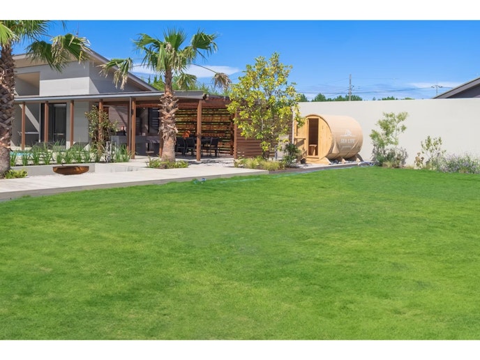 広々とした芝生エリア。緑が鮮やかに映えます。遊ぶのもよし、寝転ぶもよし。夜は芝生に寝転んで星空...