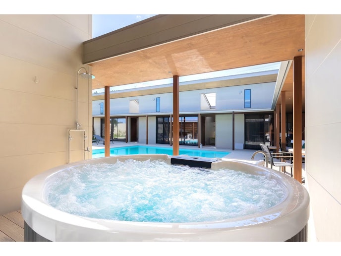 プールサイドには屋外ジャグジーを設置。疲れを癒しながらライトアップを楽しめます。非日常を感じる...