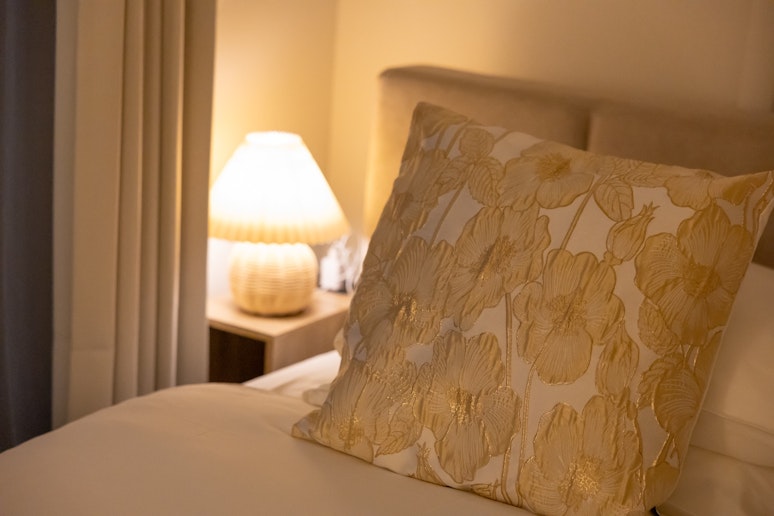 寝室２：シングルベッド４台