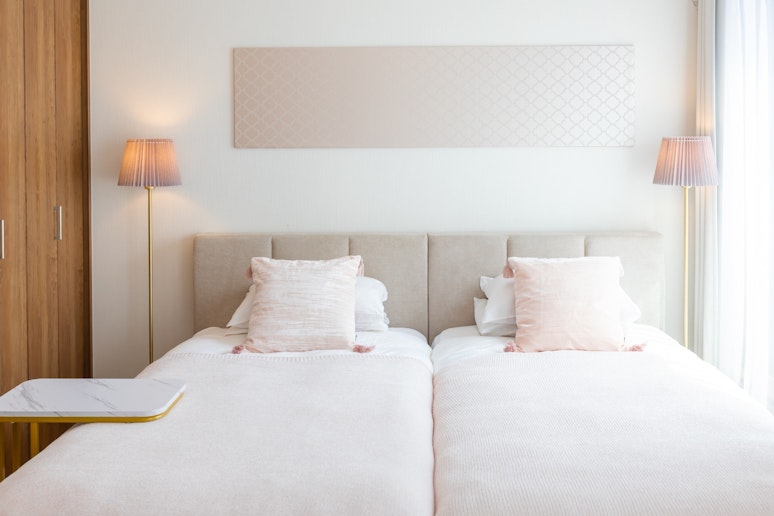 寝室２：シングルベッド４台