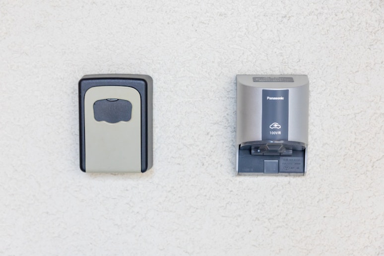 チェックイン用キーボックス＆EV充電器