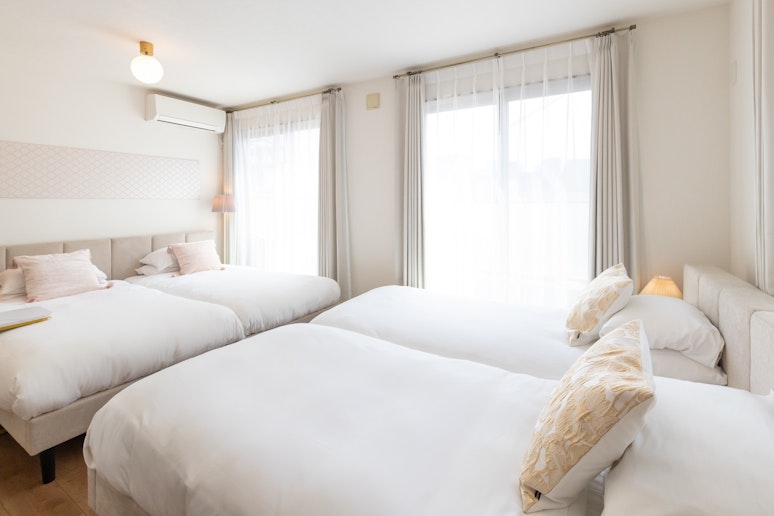 寝室２：シングルベッド４台