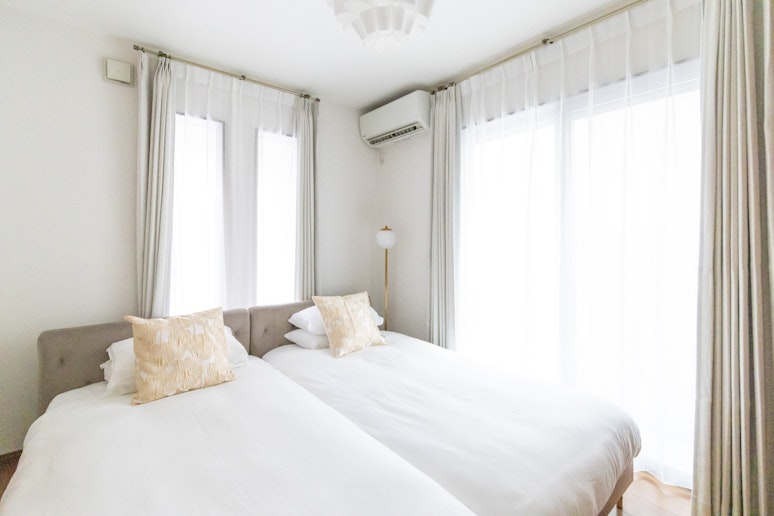 寝室１：シングルベッド２台