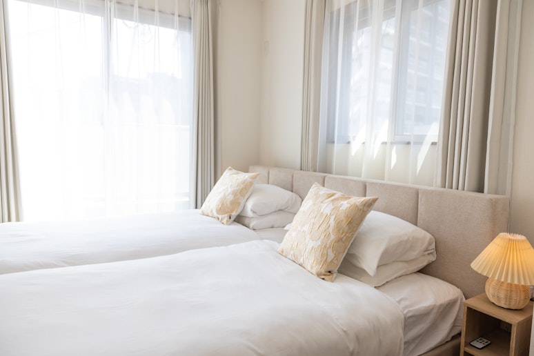 寝室２：シングルベッド４台