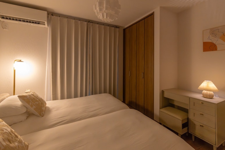 寝室１：シングルベッド２台