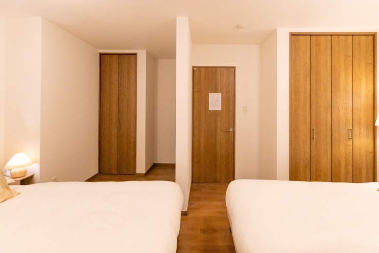 寝室２：シングルベッド４台