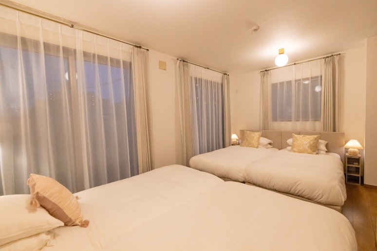 寝室２：シングルベッド４台