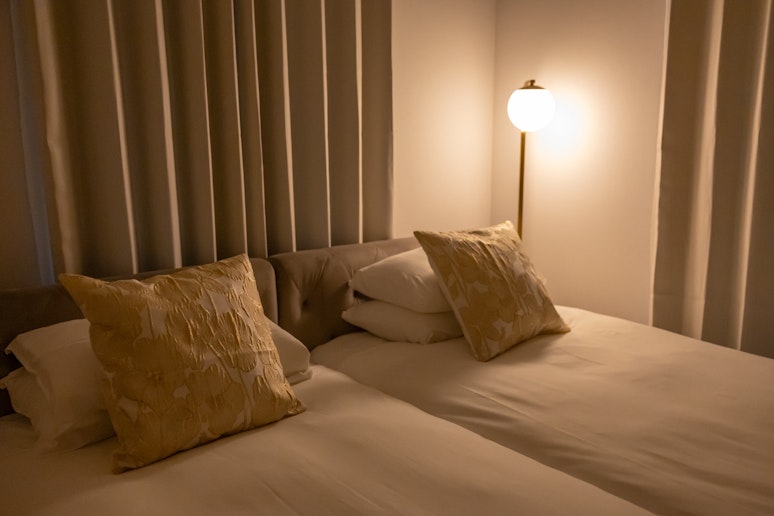 寝室１：シングルベッド２台