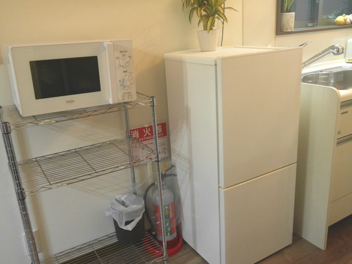 電子レンジ、冷蔵庫がございます。