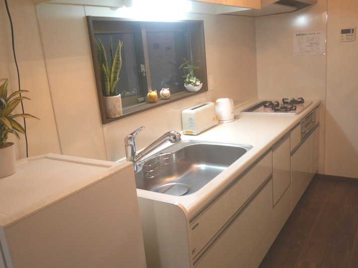 料理に最適な広めのキッチンです。水道は浄水器のカートリッジを設置しております。