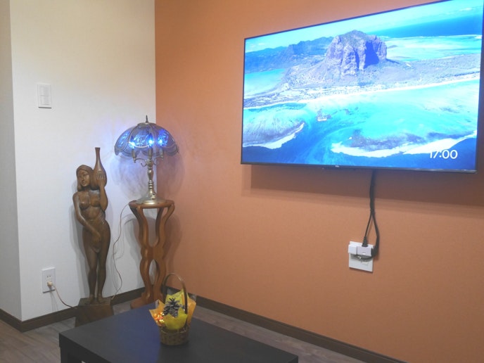 2階のリビングダイニングです。50インチのスマートテレビがございます。