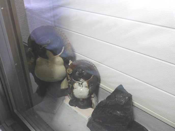 1階の土間にかわいいタヌキの置物がございます。