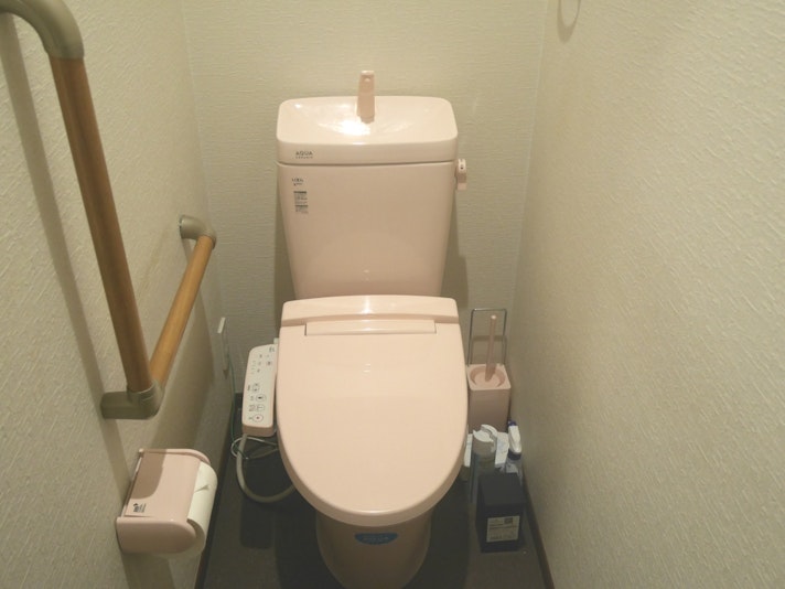 3階のトイレです。暖房便座、ウォシュレット付きです。
