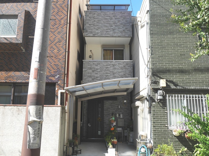 貸し切り3階建の宿泊施設になります。