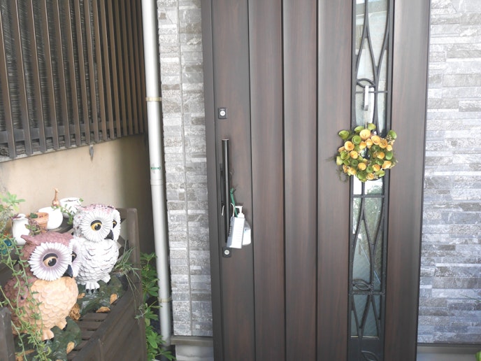 玄関扉です。フクロウの置物がお客様を歓迎しております。